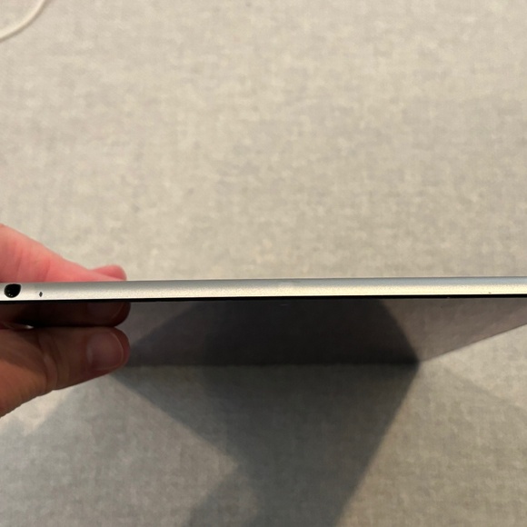 Apple iPad Air 2 16GB Silver 9.7" with Lightning Cable Model A1566 Late 2014 - Picture 10 of 13